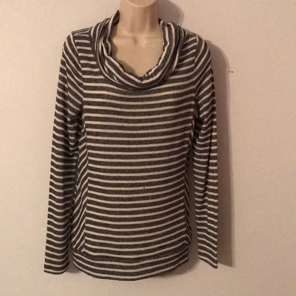 🔥 Soft Gray and White Sweater